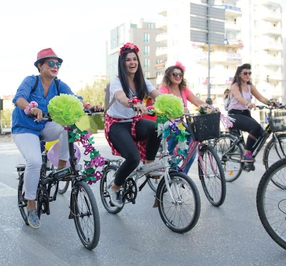Bursa Süslü kadınların bisiklet turu