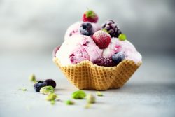 Tatlı Krizine Antioksidanlı Müdahale;Orman Meyveli Fit Dondurma Tarifi Pink ice cream with berries, strawberries, blueberries, raspberries, pistachios in waffle basket. Summer food concept, copy space. Healthy gluten free fruit ice-cream. Banner