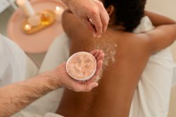 Vücut Peelingi Nedir ve Nasıl Yapılır? Püf Noktaları Neler? African American lady enjoys back scrub at spa