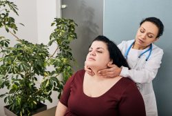 Graves Hastalığı Nedir, Neden Olur? Belirtileri ve Tedavisi Nelerdir? Endocrinologist palpates woman patient's thyroid gland. Diagnosis of thyroid diseases, hypothyroidism