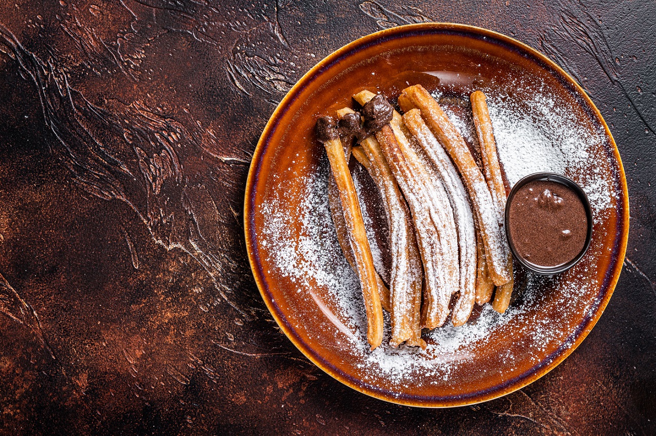 Churros: Tarçın ve Çikolatanın Büyülü Dansı – İspanya’dan Dünyaya Uzanan Lezzet Hikayesi