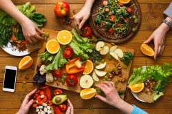 Sağlıklı Beslenme İçin 8 Bilimsel İpucu: Günlük Hayatta Uygulanabilir Öneriler Dinner table, women eat healthy food at home kitchen