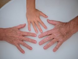 El Titremesi (Tremor) Neden Olur? Hangi Hastalıklarda Görülür? Hands of unrecognizable grandparents and kid