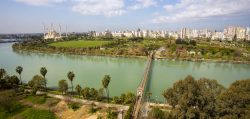 Adana’nın En İyi 13 Lezzet Durağı: Adana Lezzet Rehberi Adana central Sabanci Mosque with Seyhan river, city panoramic and top view, Adana - Turkey.