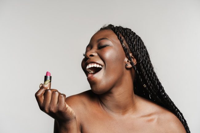 Chanel Ruj Neden Ruh Halimizi Değiştirir? Lüksün Psikolojisi Chanel Rouge Coco Shirtless black woman laughing while posing with lipstick