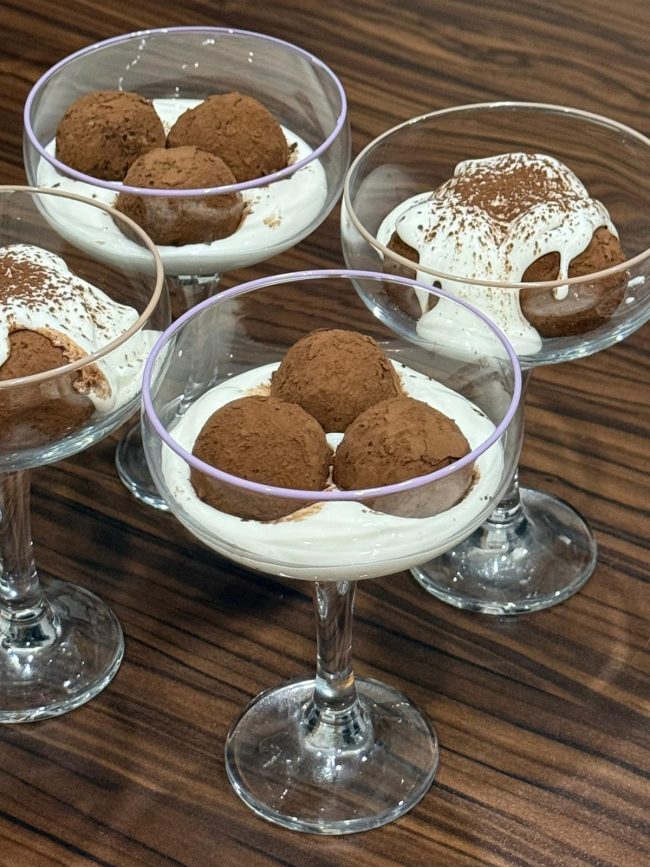 Tiramisu: İtalya'dan Dünyaya Uzanan Tatlı Hikayesi tiramisu dessert served on plate with cpecial decoration. shallow dof.