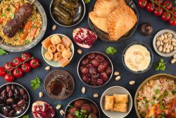 Ramazan Ayında Doğru Beslenme: Oruç Tutarken Sağlığı Korumak Ramadan kareem Iftar party table with assorted festive traditional Arab dishes, sweets, dates. Eid al-Fitr mubarak evening grand meal, top view. Islamic holidays food concept, Ramadan feast